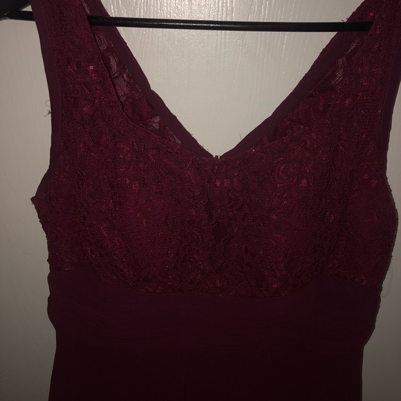 Maroon chiffon and lace gown - Picture 2 of 4